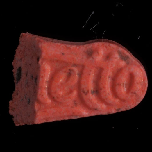 2C-B (Bruchstück), verunreinigt mit einer unbekannten Substanz, 12.12.2023 (Berlin)