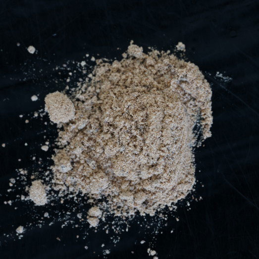 Heroin Pulver, komplex zusammengesetzt, mit relativ hohem Diamorphin-Gehalt, 01.07.2025 (Berlin)